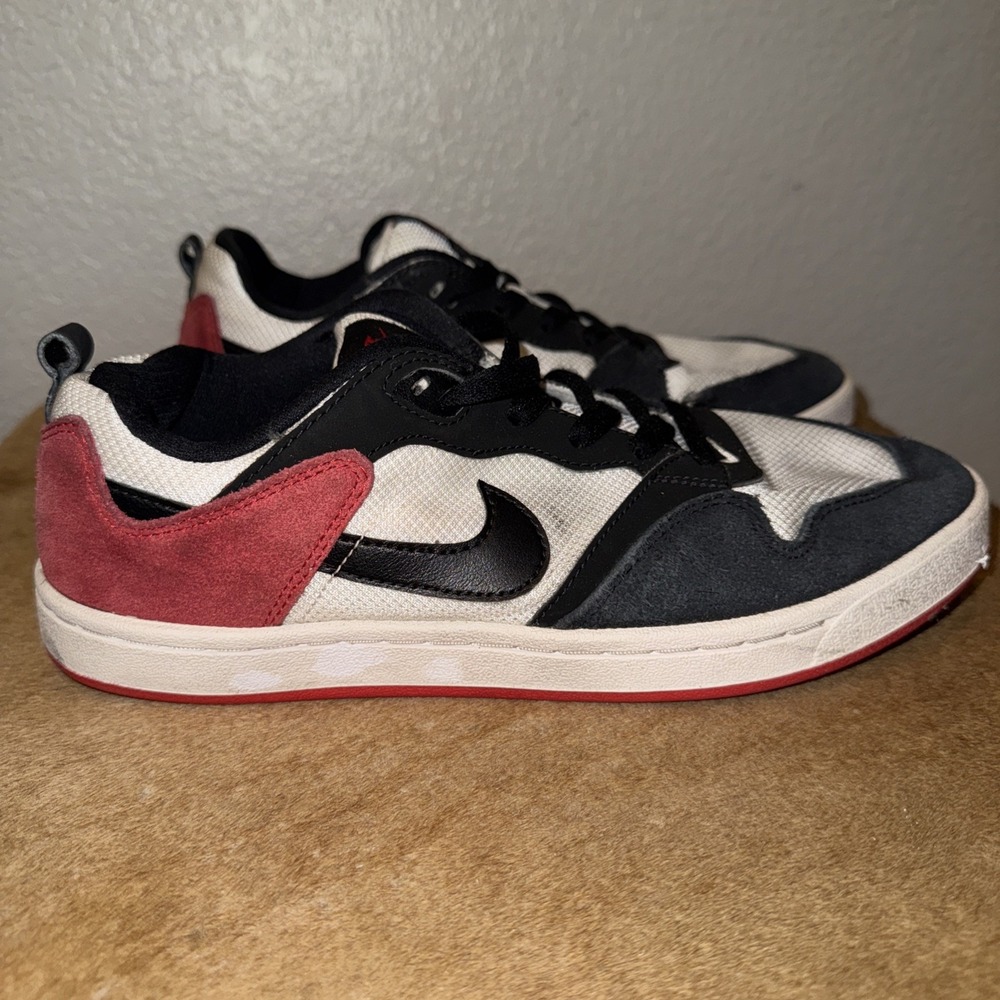 Nike Alleyoop SB White University Red.  Size 8‎